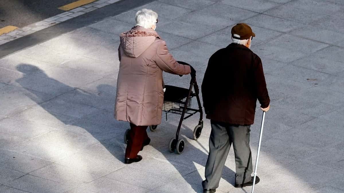 Dos personas mayores andando
