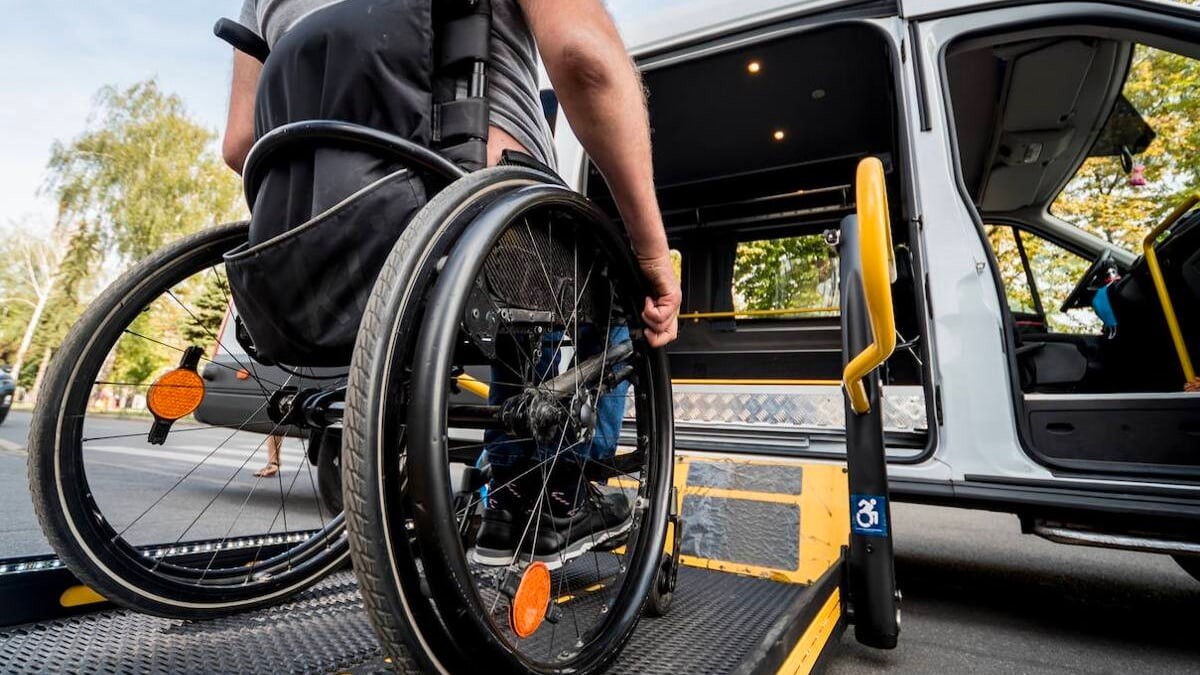 persona discapacitada entra en un vehículo adaptado
