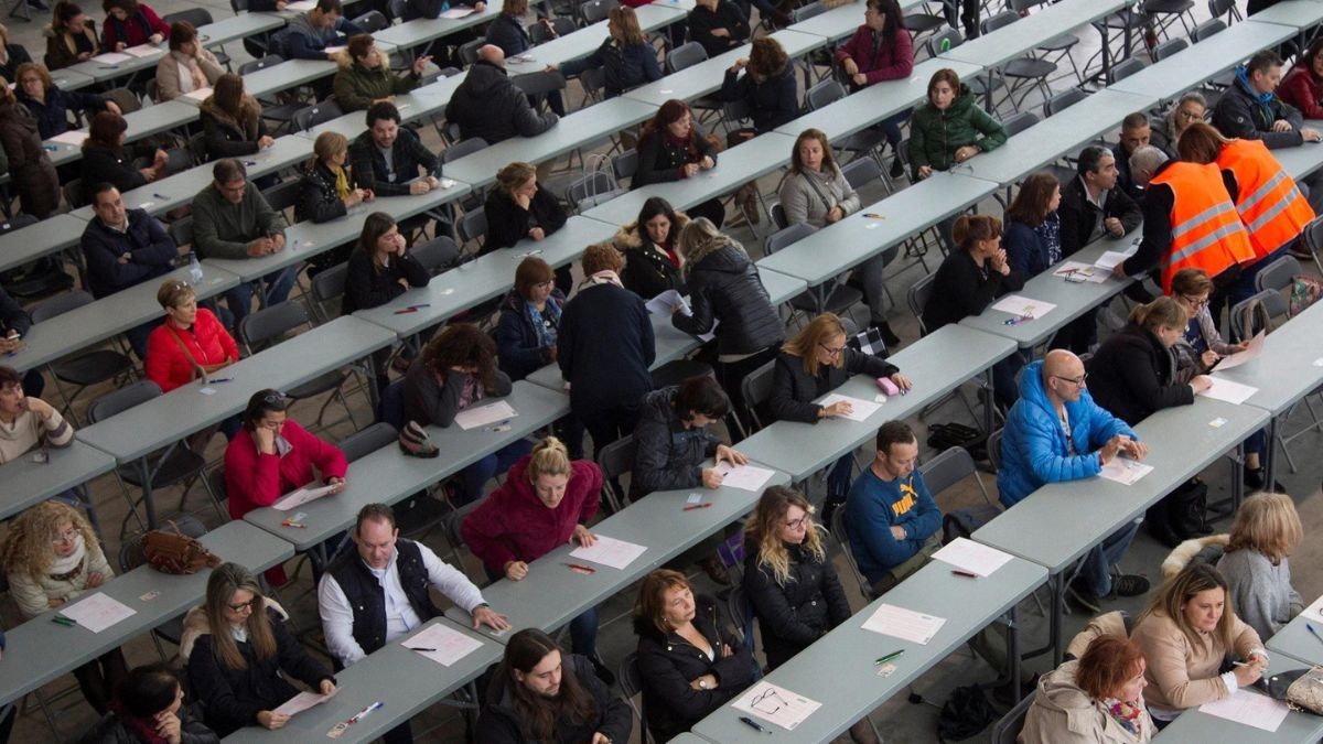 Varias personas realizan un examen de oposiciones