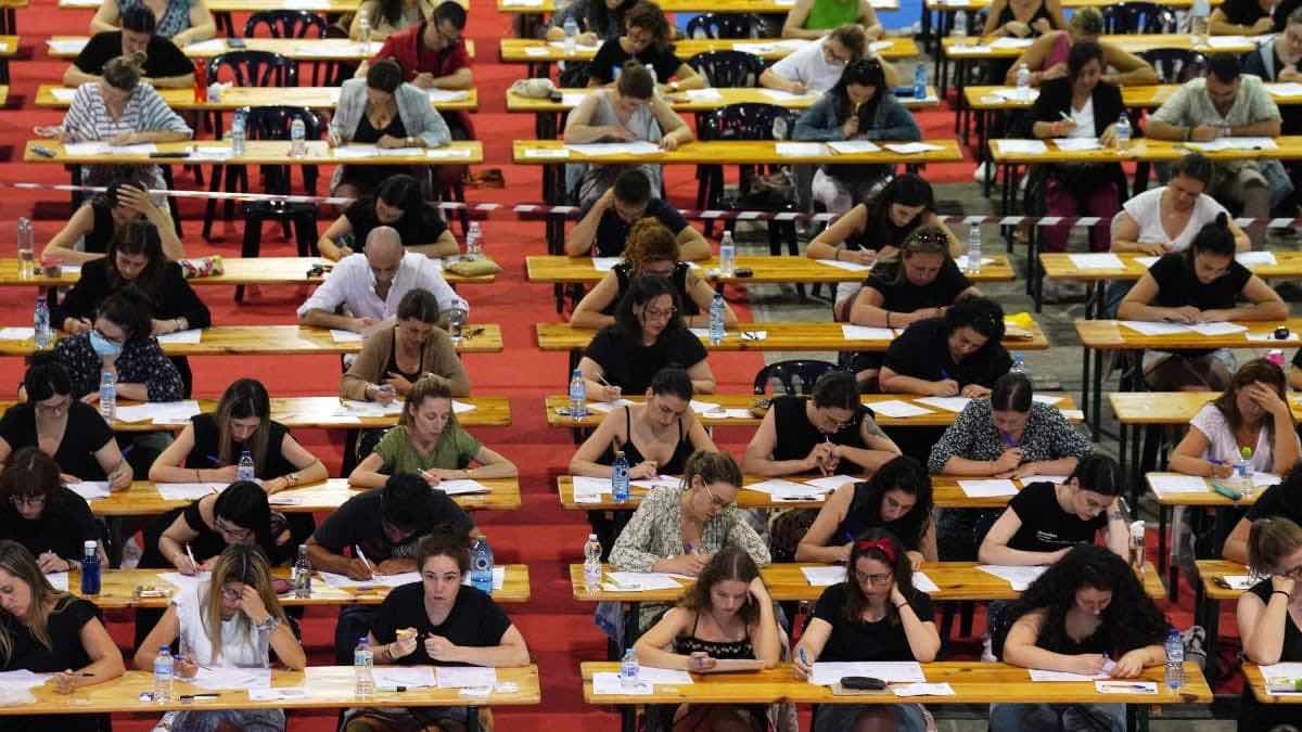 Varias personas realizan un examen de oposiciones