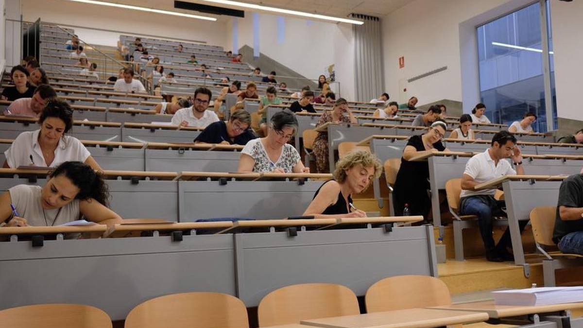 varios opositores haciendo un examen de la AGE