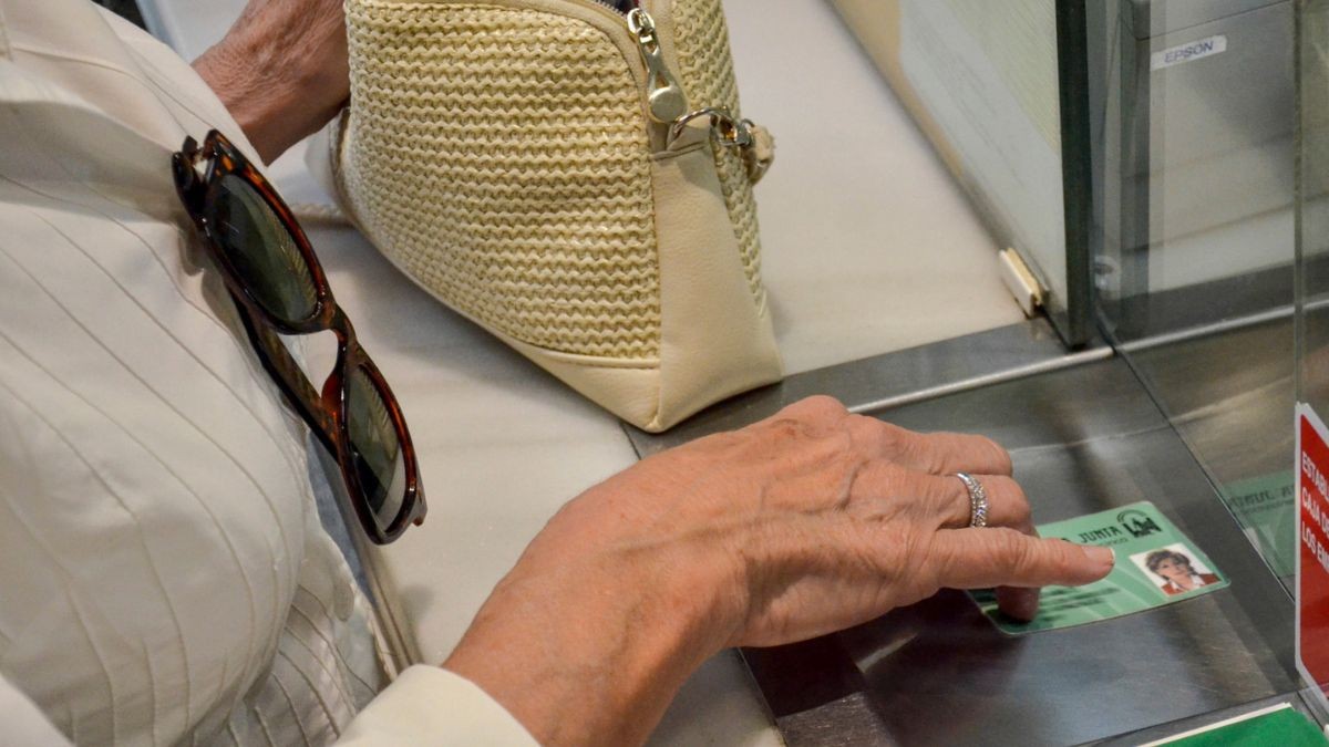 Una mujer hace uso de su tarjeta para mayores de 65 años.