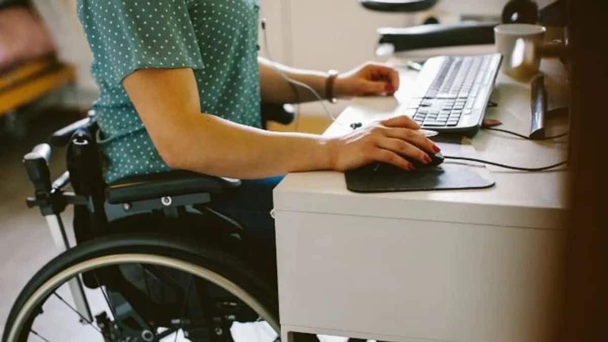 mujer discapacitada trabajando en el ordenador