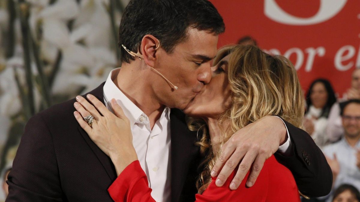 Begoña Gómez besa a su marido Pedro Sánchez durante un acto de campaña.