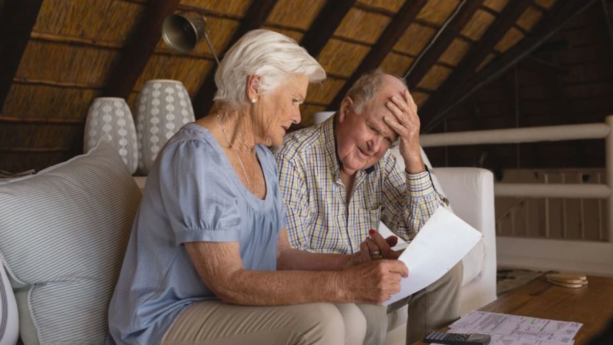 dos pensionistas preocupados por la retirada de la pensión