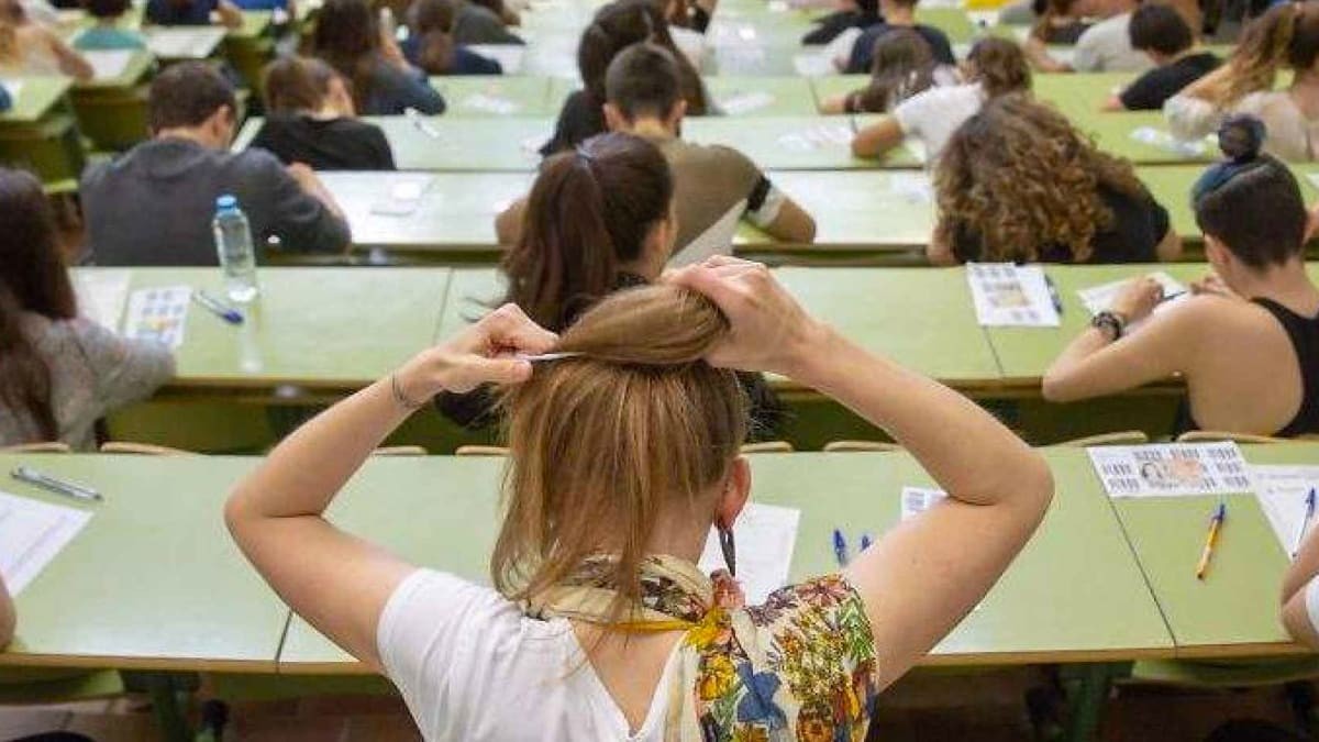 una mujer se prepara para hacer el examen de la oposición