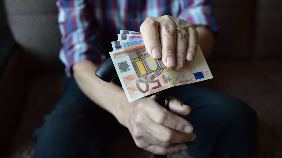 un pensionista con billetes de euros