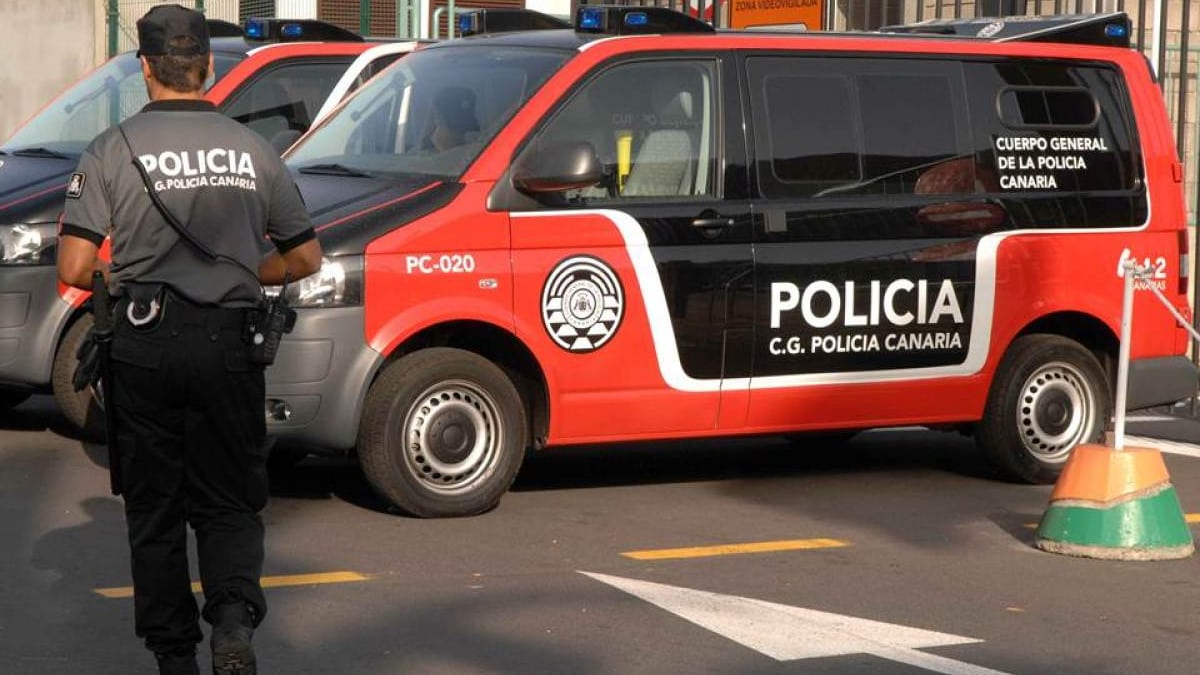 Un policía de Canarias de espaldas