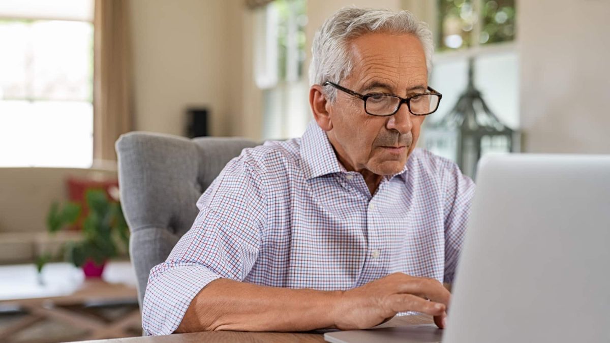 pensionista consulta su ordenador