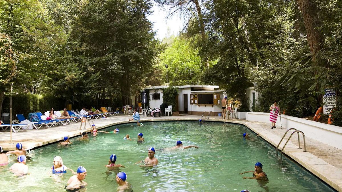 Gente bañándose en una piscina natural en Alhama de Granada.