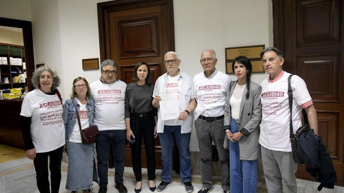 Ione Belarra, secretaria de Unidas Podemos junto a la asociación de jubilados ASJUBI40