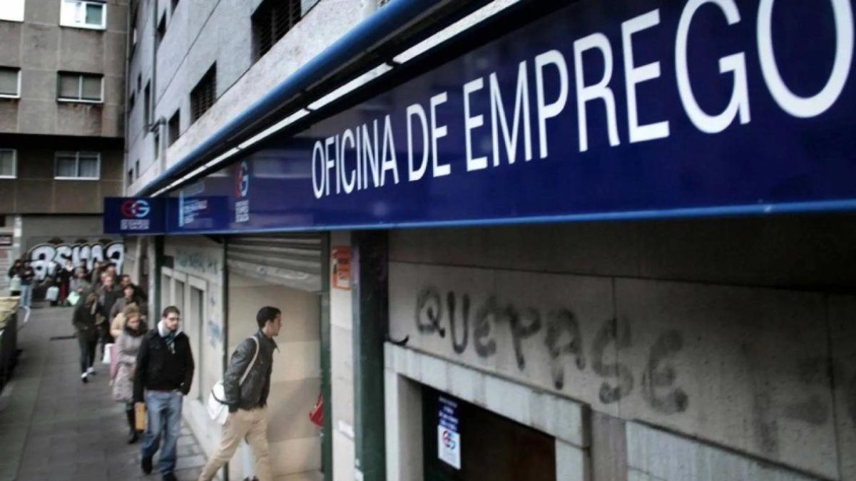 Una cola de desempleados espera para pasar en la oficina de emprego de Galicia