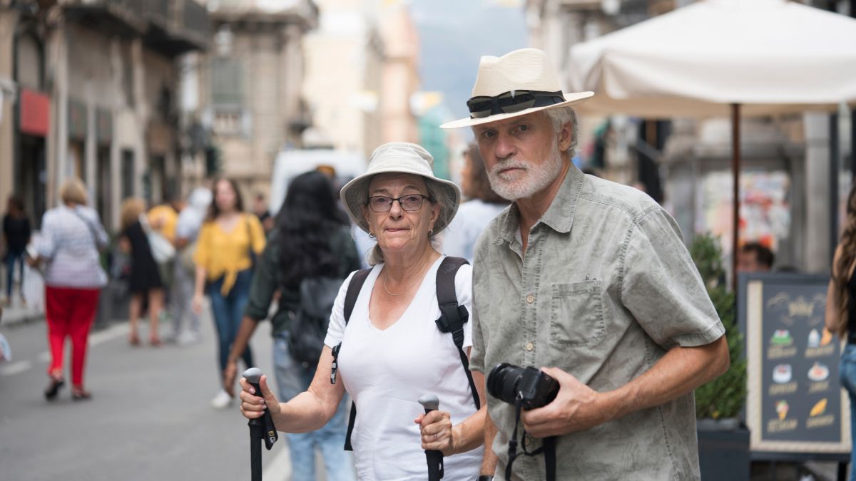Dos turistas posando en la localidad de Palermo.