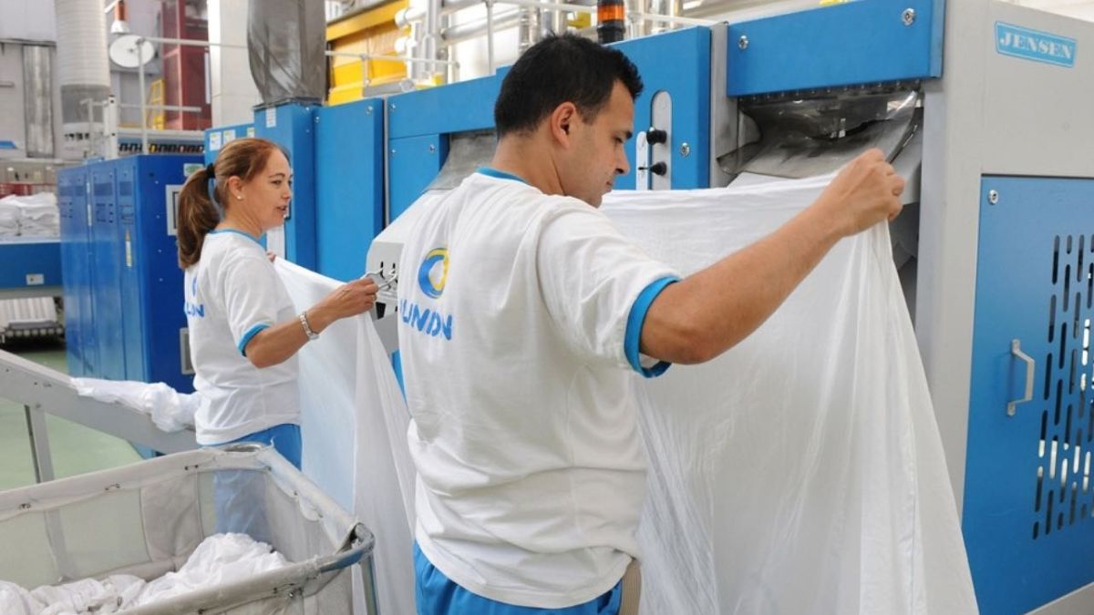 Trabajadores de Ilunion en la sección de lavandería.
