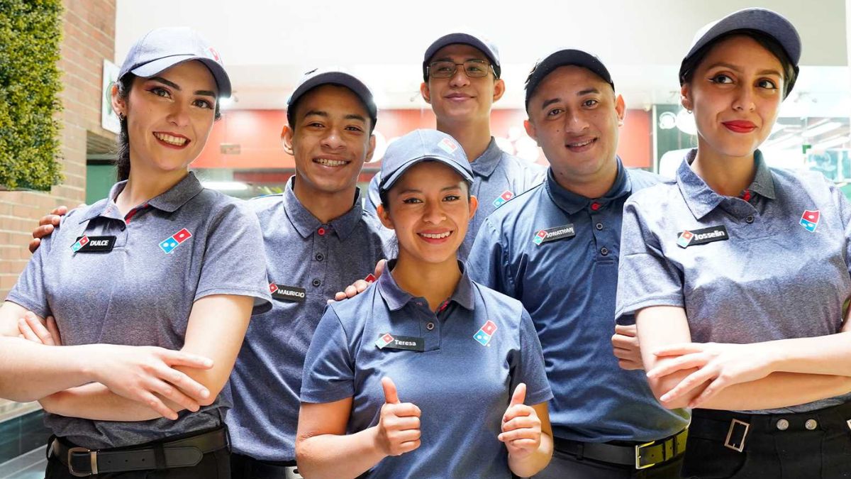 Un grupo de trabajadores de Dominos Pizza