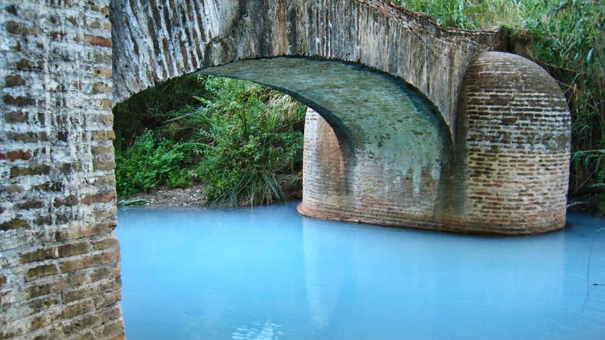 Aguas de los Baños de la Hedionda, en Casares, junto a un puente.