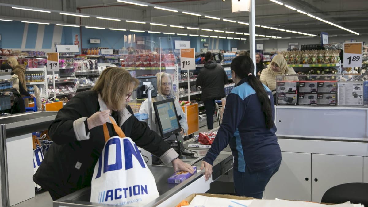 Una persona haciendo la compa en un supermercado Action