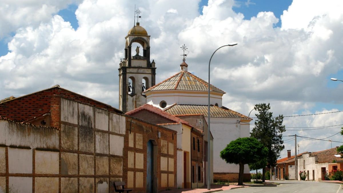 imagen de las calles e iglesia de Salvadiós en Ávila