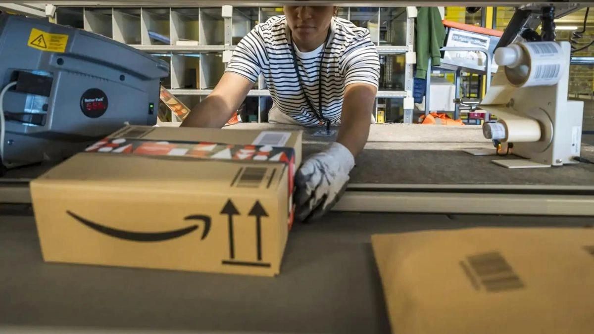 Una trabajadora de Amazon en una cinta de pedidos