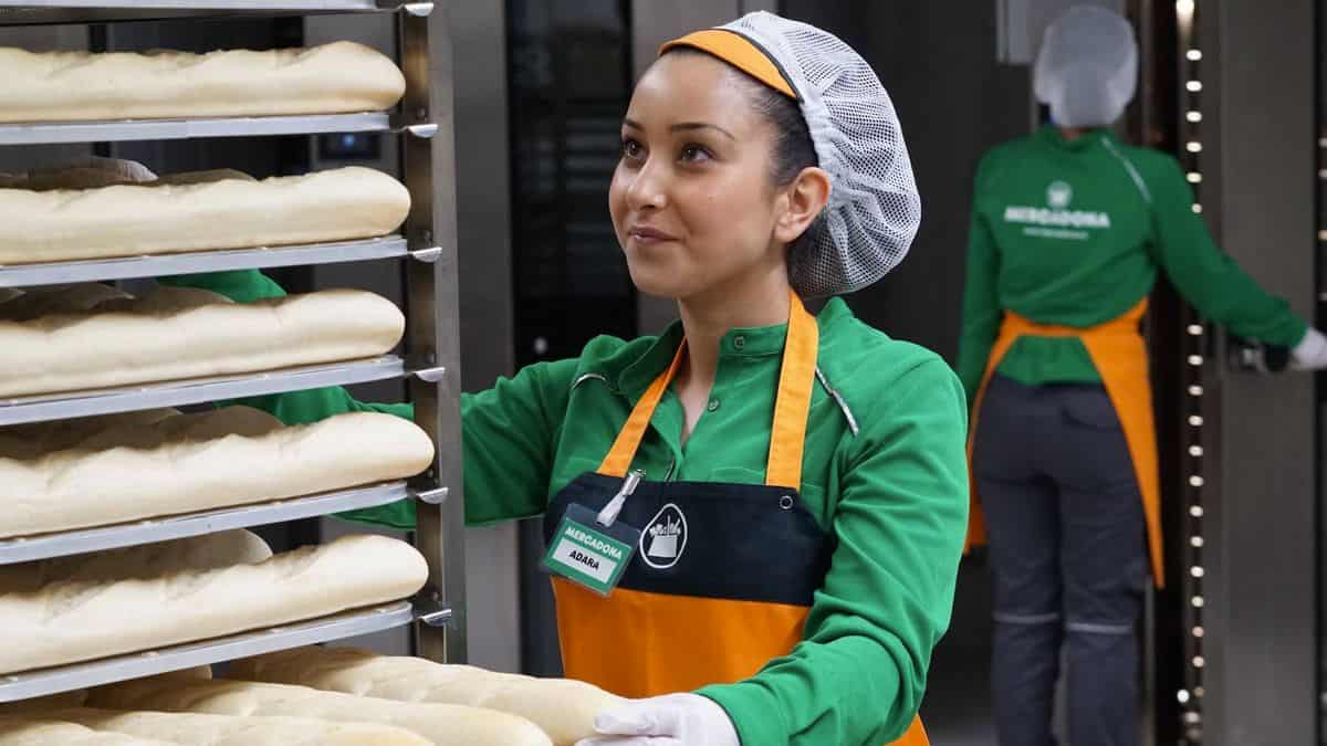 Trabajadora de Mercadona en la sección del panadería