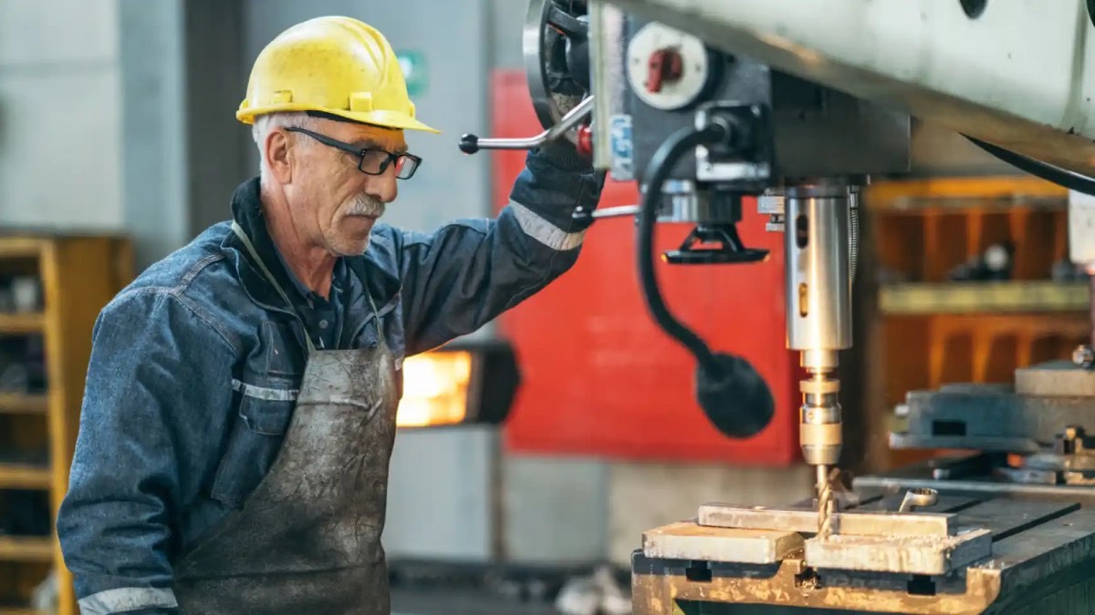 Un trabajador senior en un taller