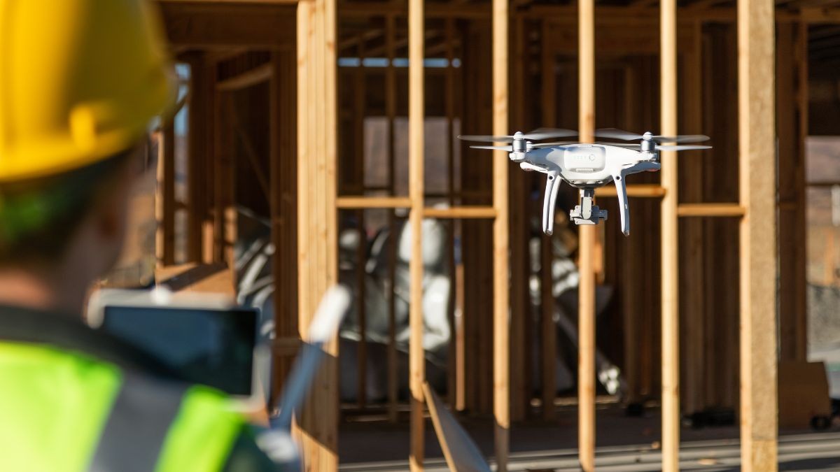 Piloto de drones en una empresa de construcción.