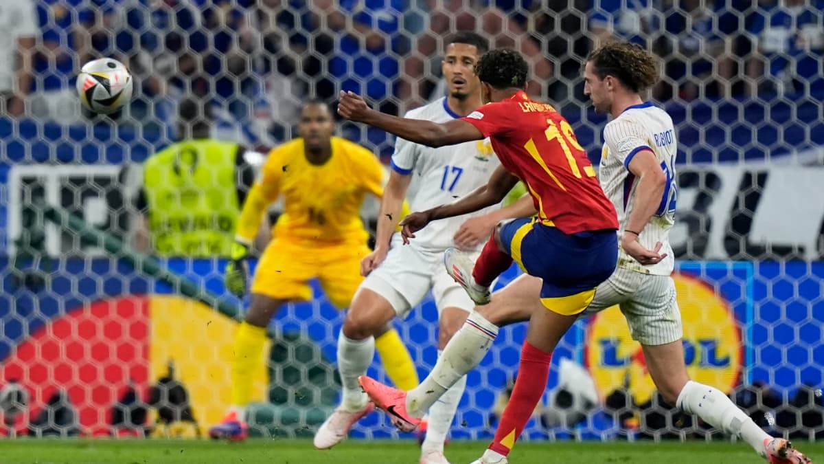 El remate de Lamine Yamal delante de Rabiot que acabó en el primer gol de España a Francia