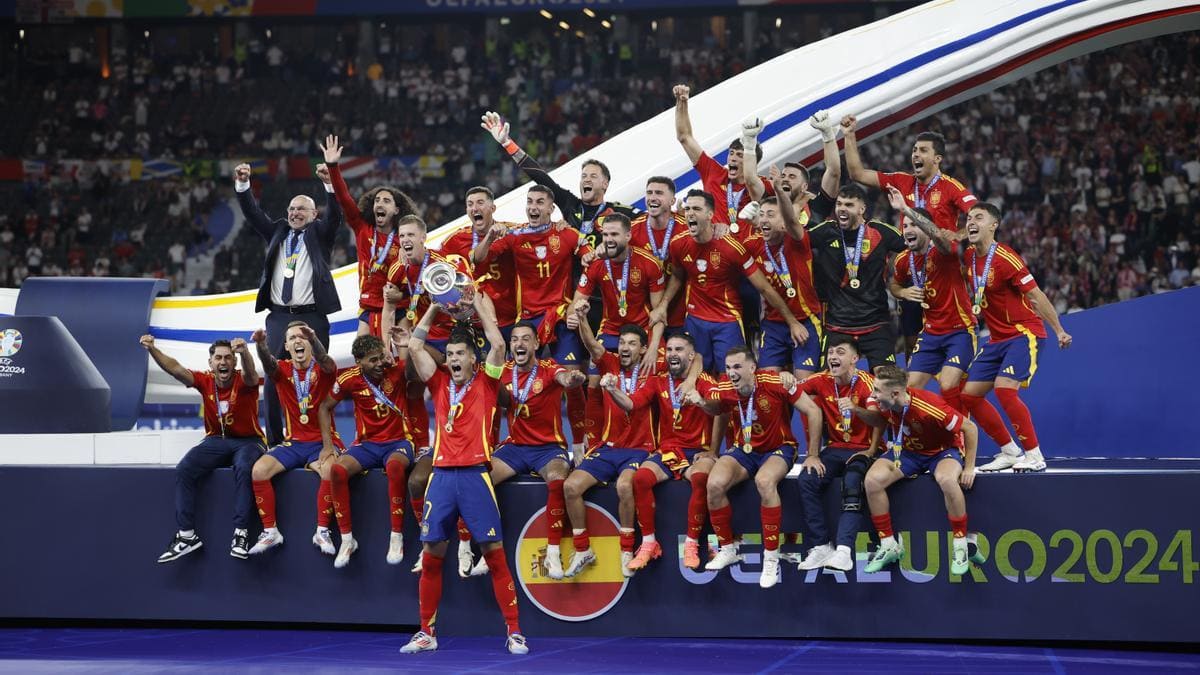 Álvaro Morata levanta el título de campeones junto a sus compañeros de la selección española