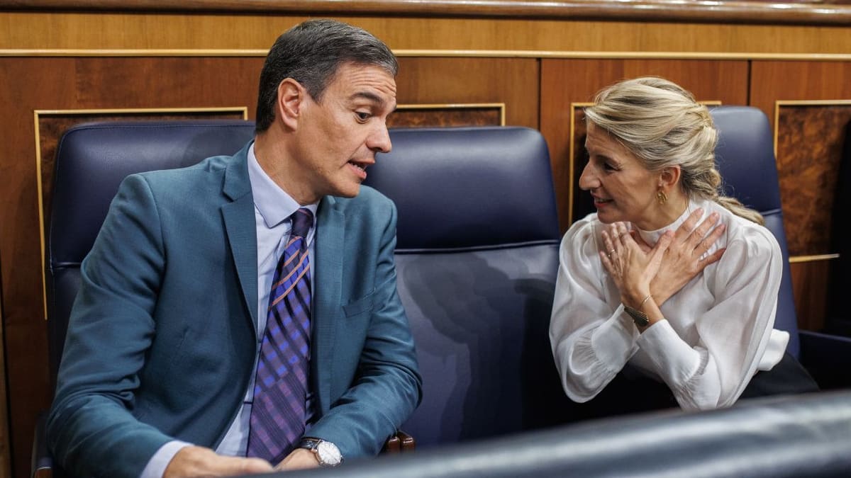 Pedro Sánchez conversa con Yolanda Díaz en el Congreso de los Diputados