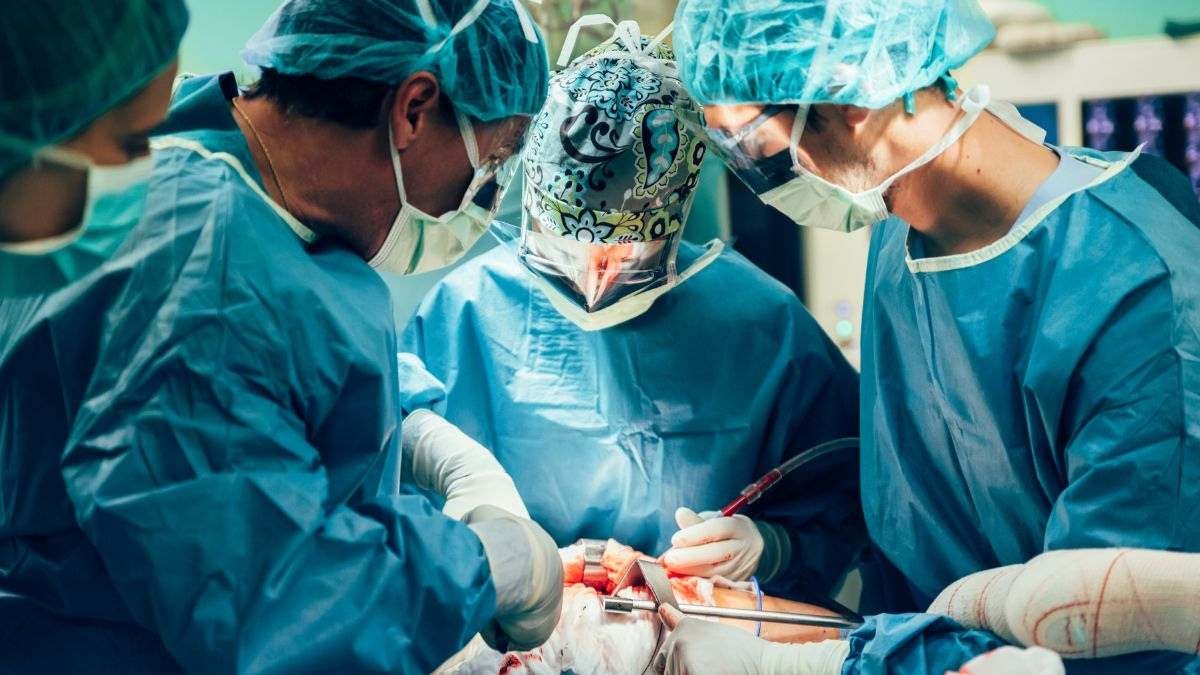 Médicos operando en un quirófano