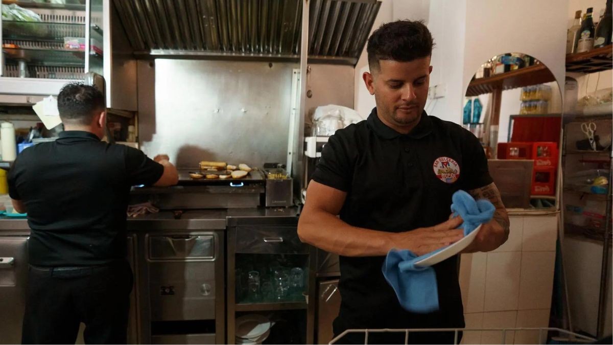 Trabajadores de cocina en un bar