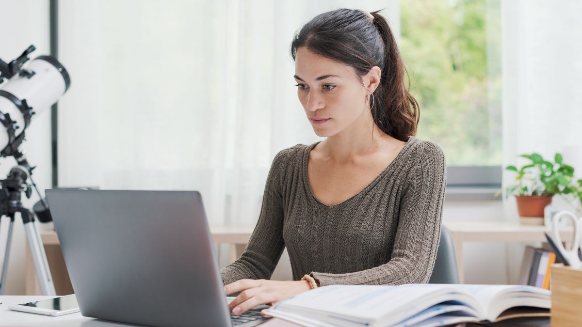 Mujer estudiando un curso online