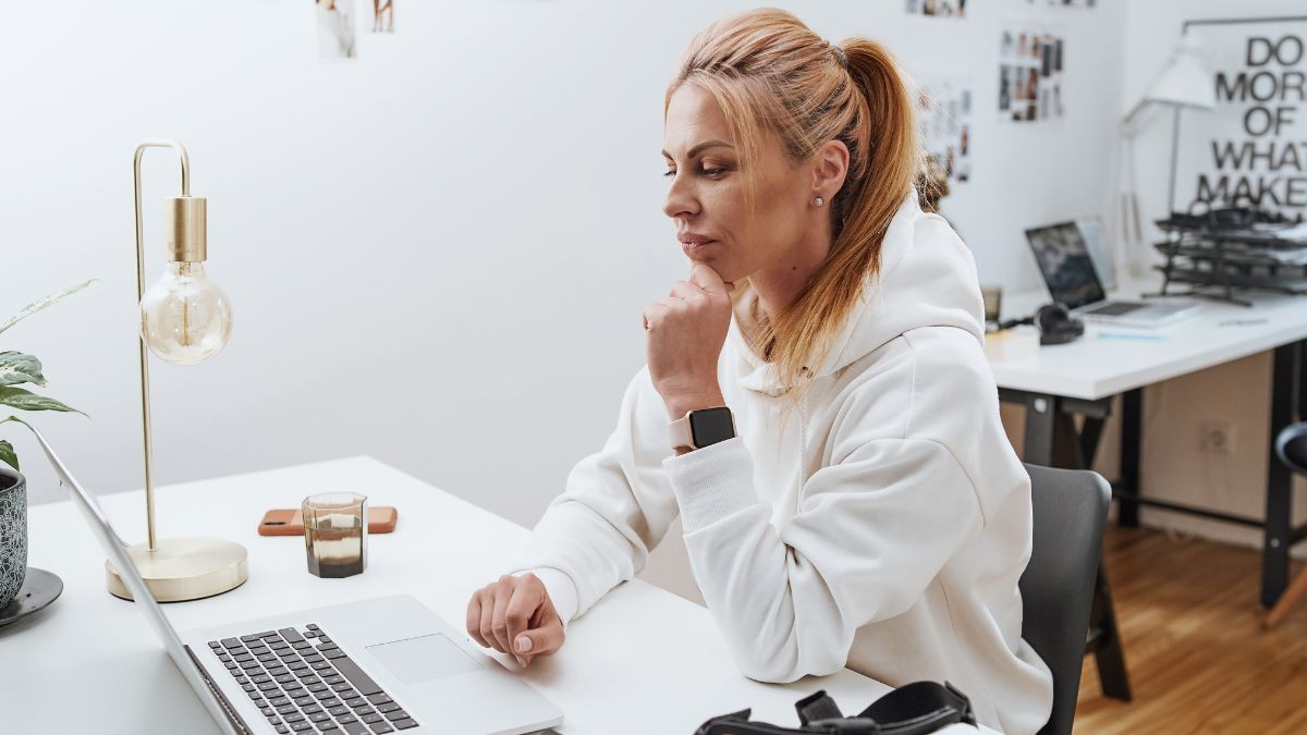 Mujer escribiendo una carta