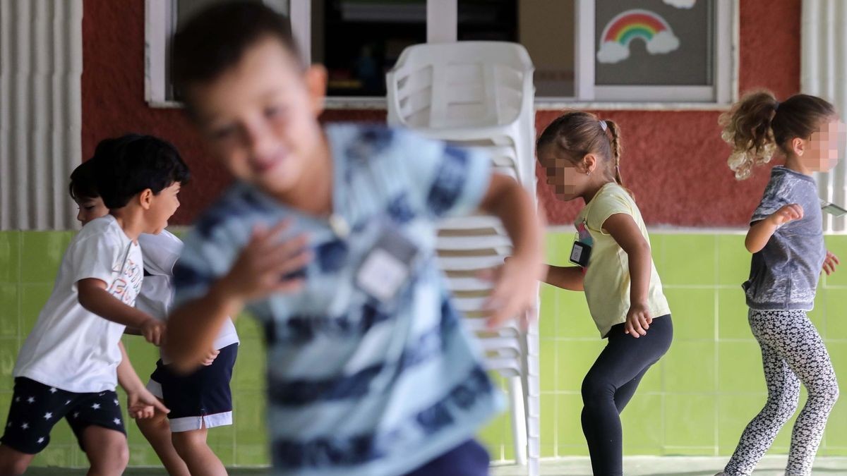 Niños corriendo por el colegio