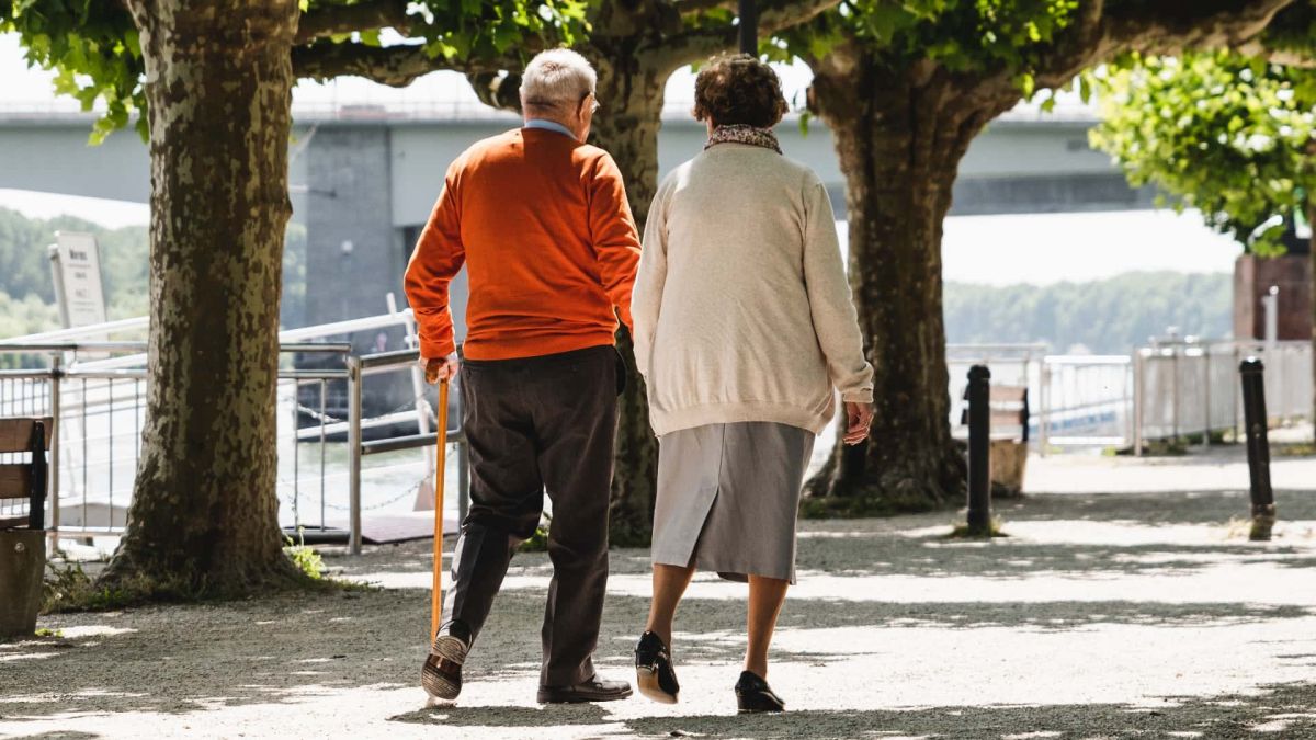 Dos jubilados paseando por la calle