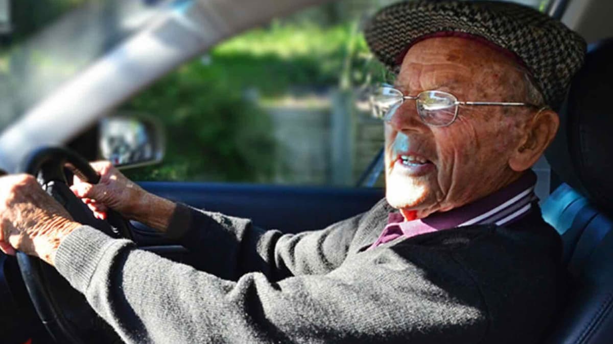 Un anciano, mayor de 70 años conduciendo