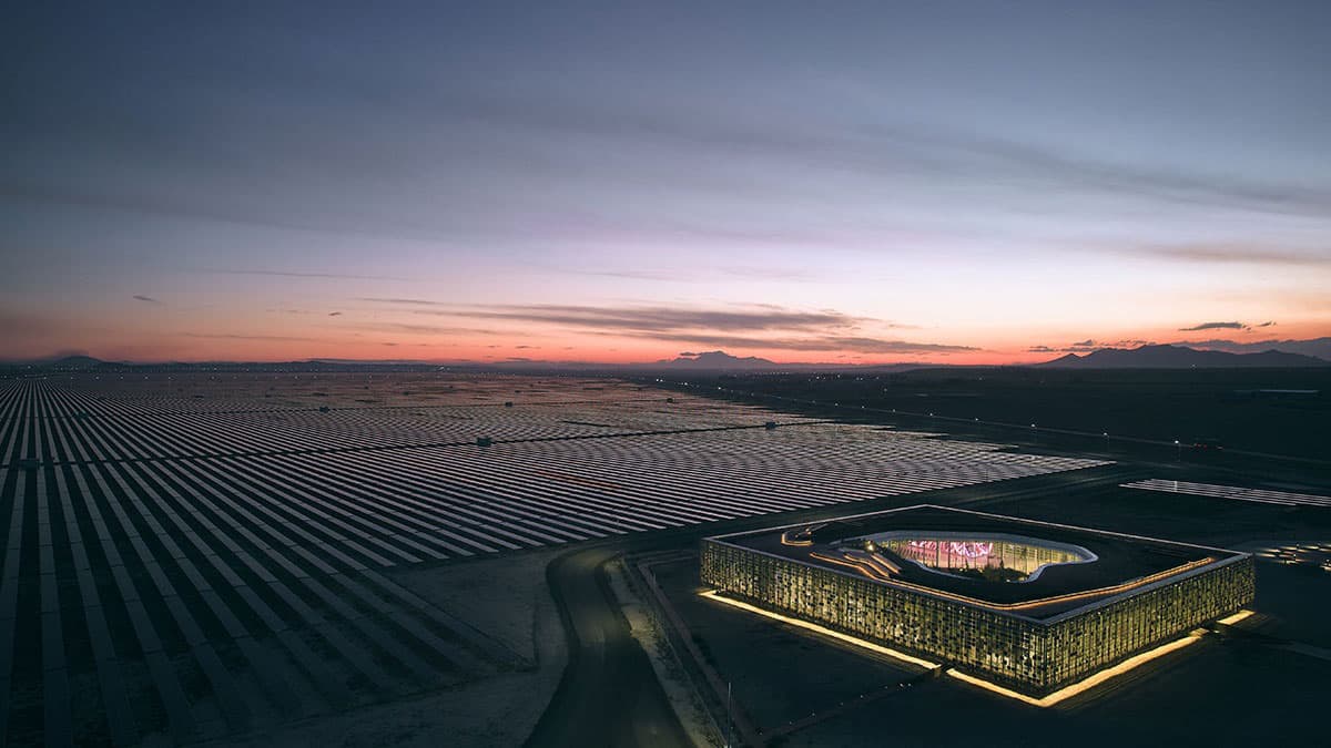 Vista aérea de la central fotovoltaica de Kalyon Karapinar de noche