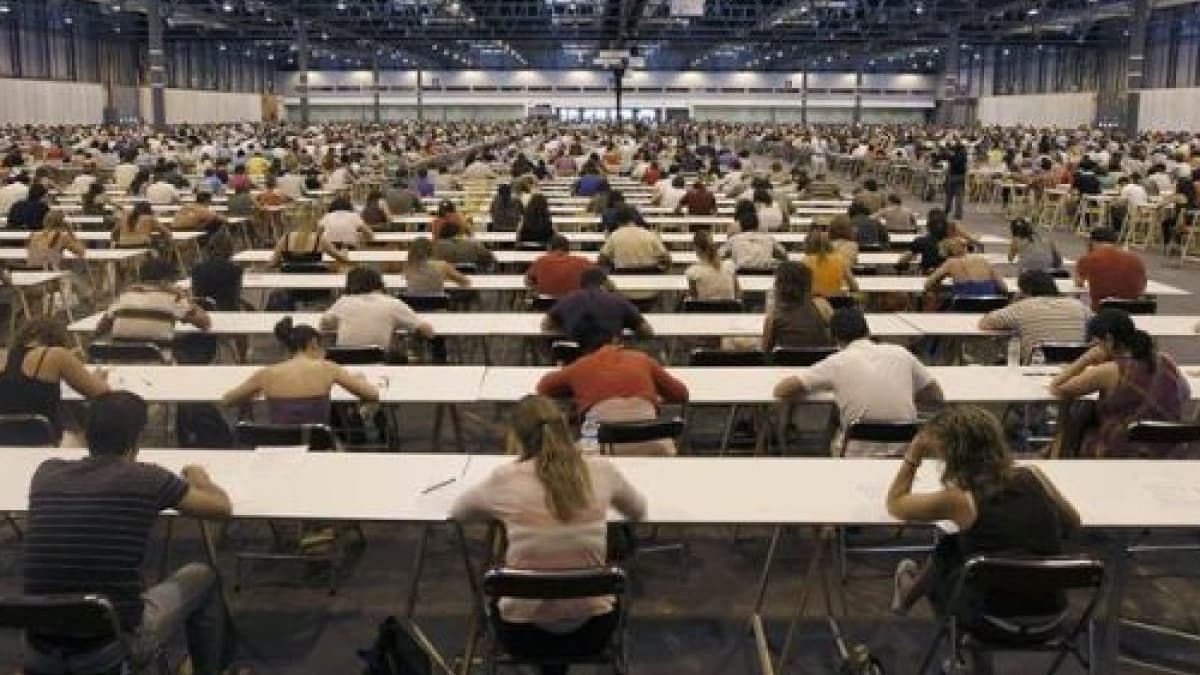 Varios opositores realizando un examen