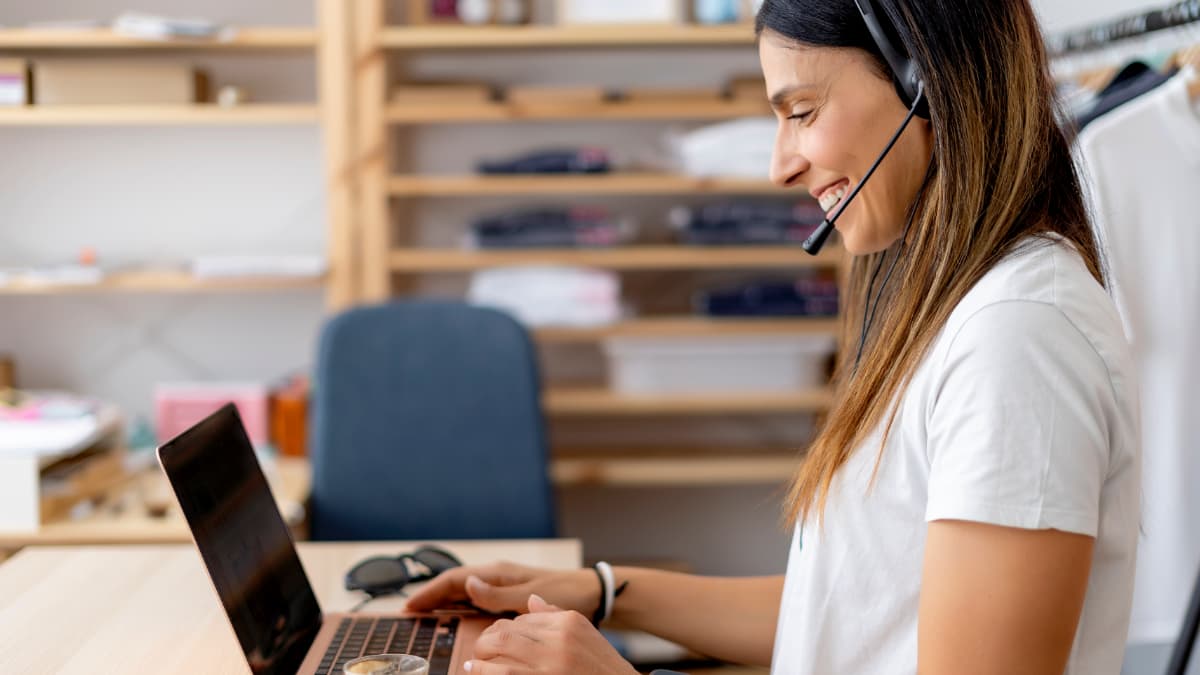 Una mujer teletrabajando desde casa