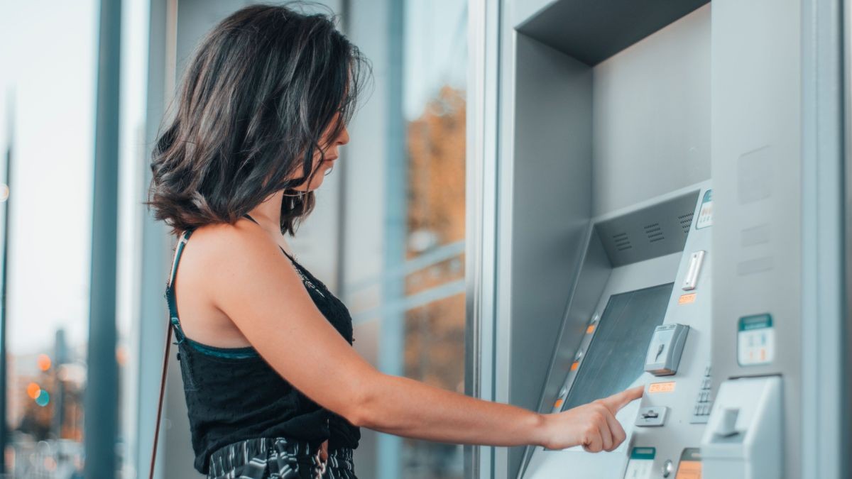 Mujer sacando dinero de un cajero automático