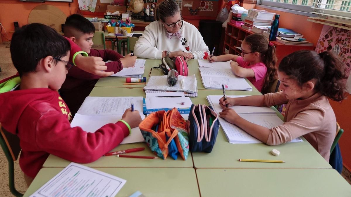 Maestra dando clase a unos alumnos