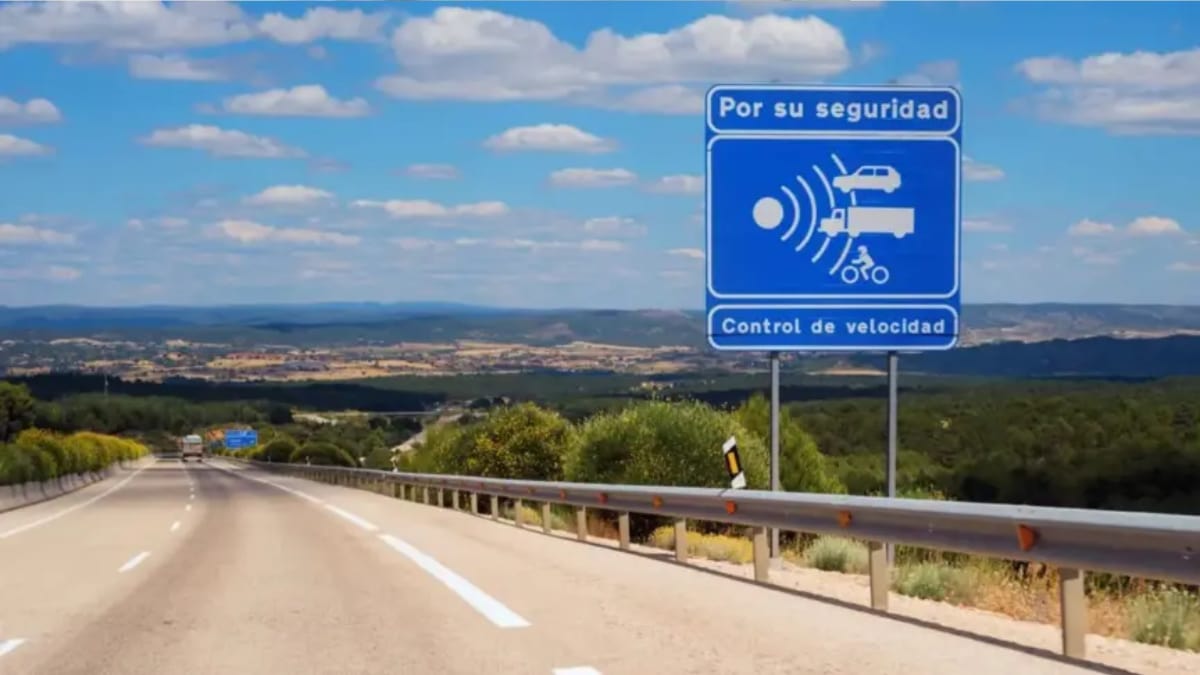 Cartel avisando de un radar de control de velocidad