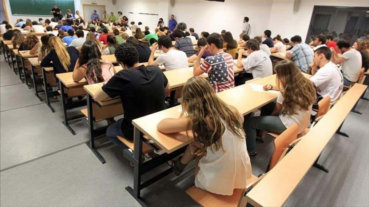 Varias personas realizan un examen de oposiciones