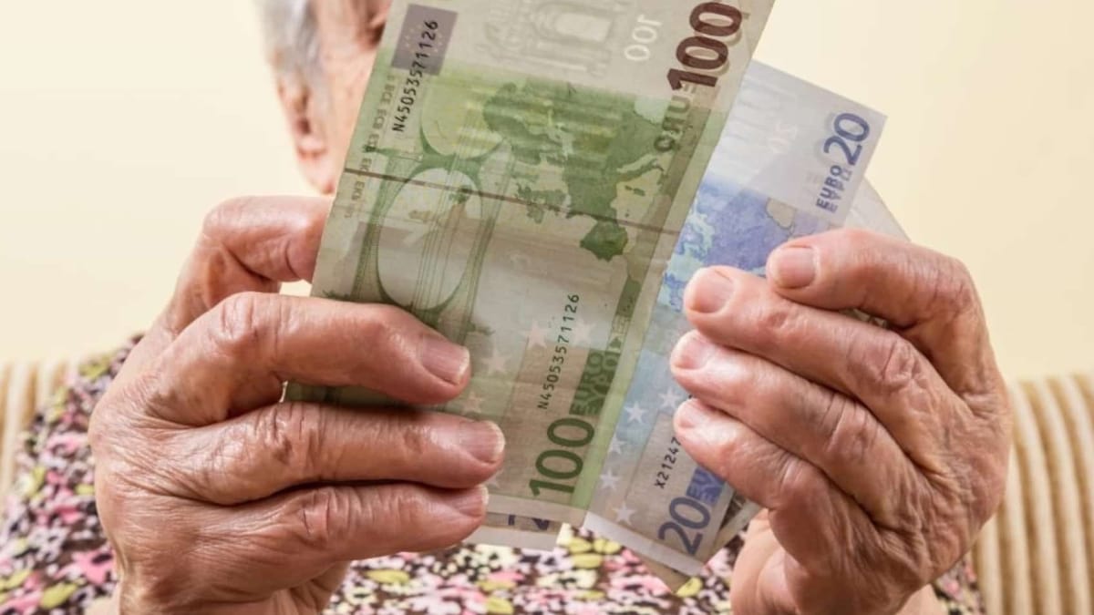 Jubilada sostiene billetes de 100 y 20 euros