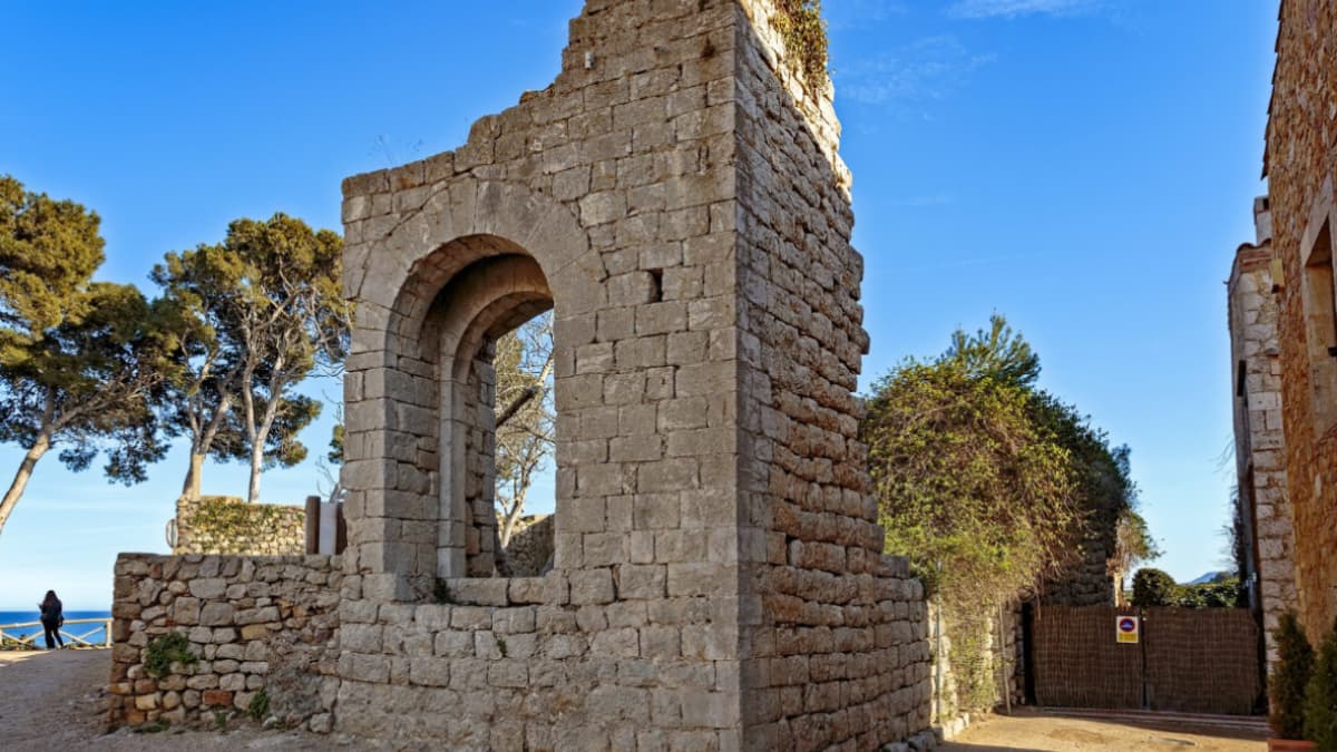 Fragmentos del antiguo castillo de Sant Martí d’Empúries