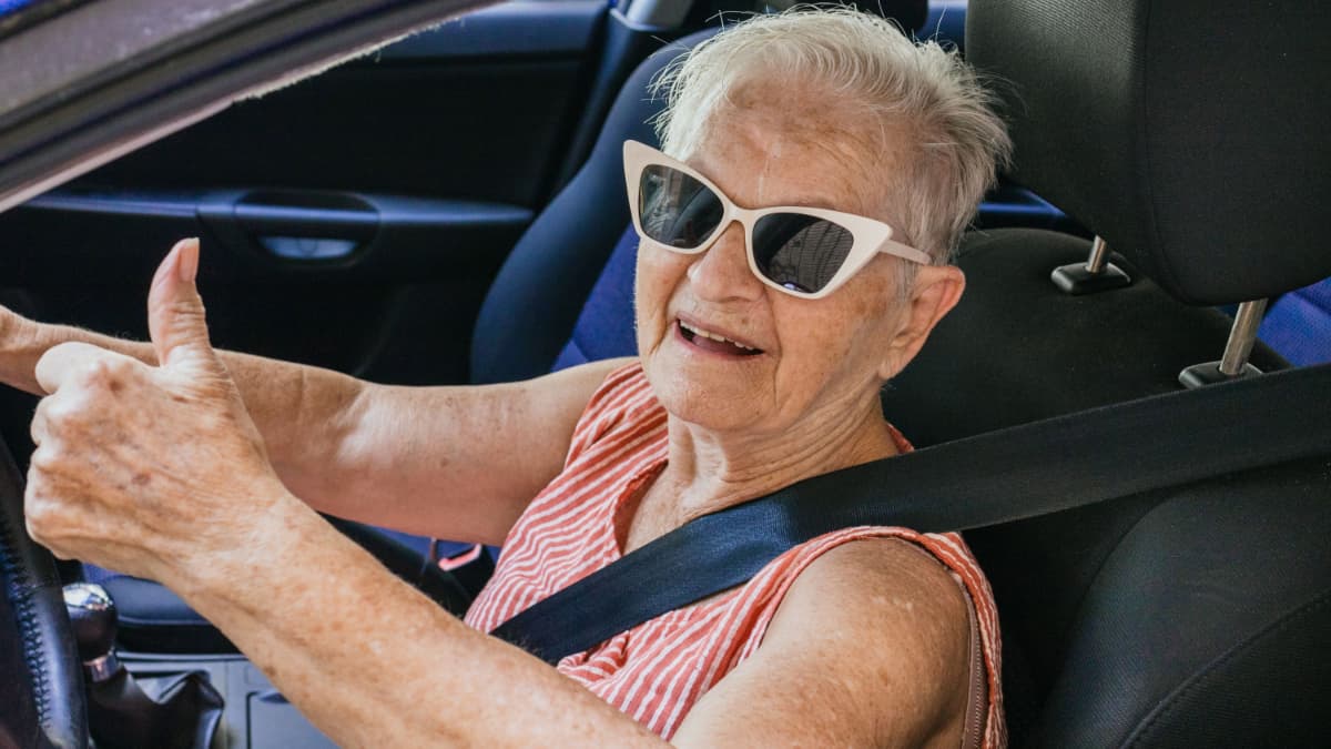 Una mujer anciana conduciendo