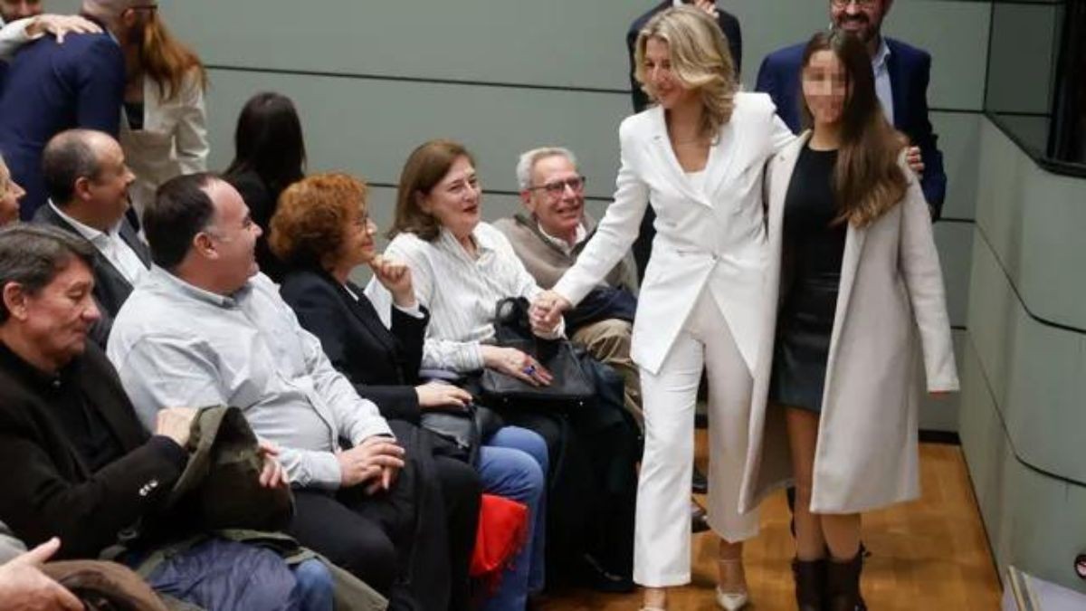 Yolanda Díaz con su hija en su toma de posesión