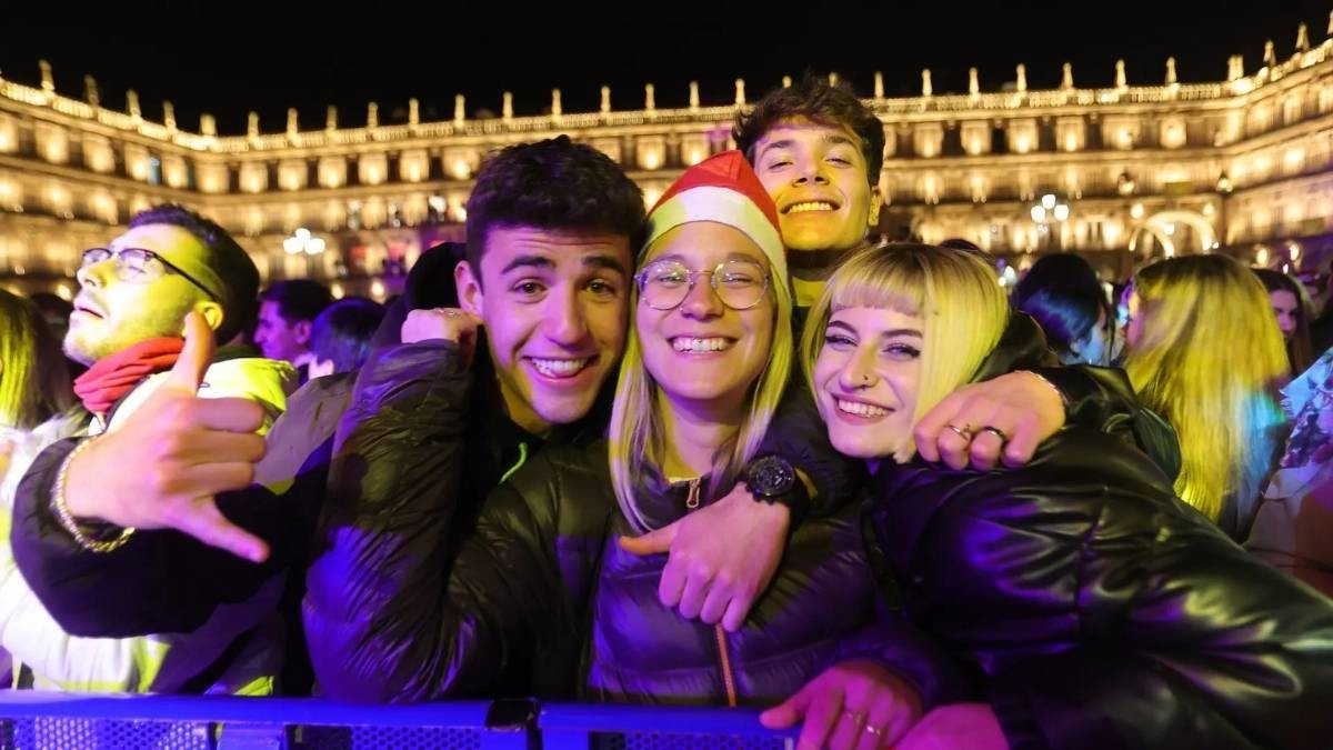 Universitarios celebrando una Nochevieja