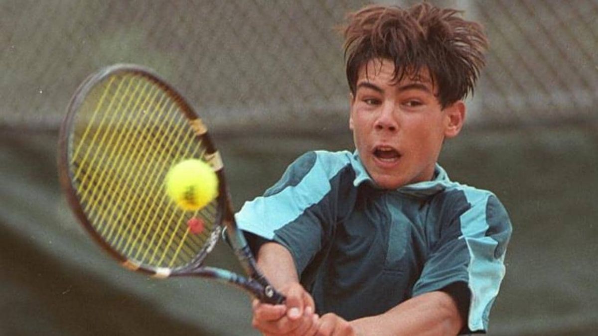 Rafa Nadal de niño jugando al tenis