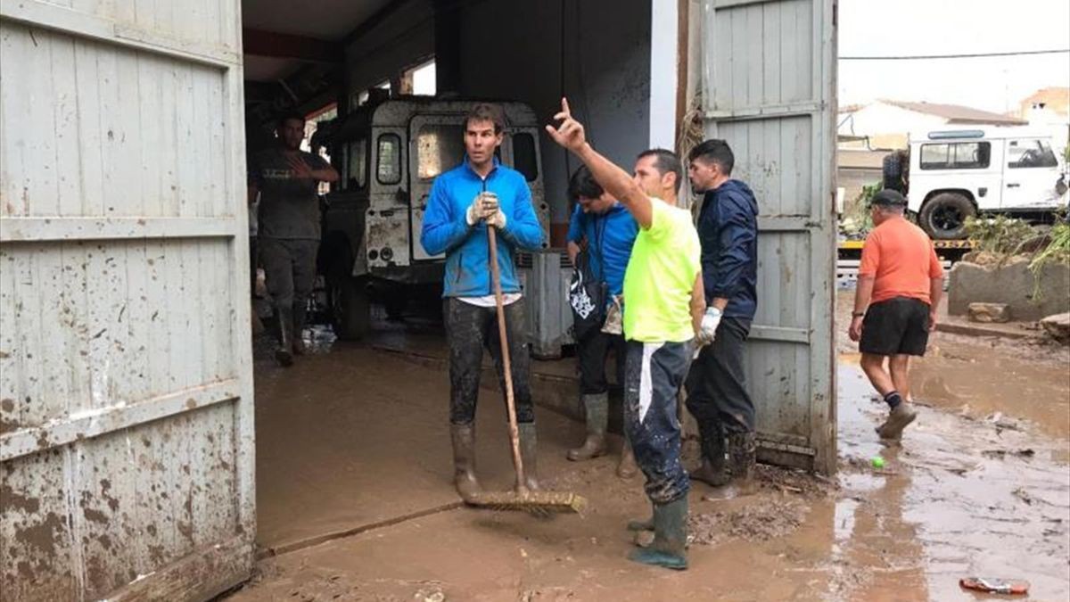 Rafa Nadal ayudando en las inundaciones de Mallorca en 2018